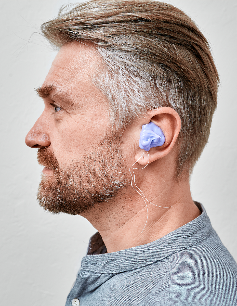 Frau bekommt Ohrabdruck für passende Otoplastik.